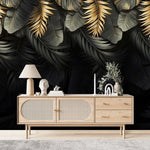 Papier Peint Tropical Fond Noir Exotique dans un salon de style scandinave avec buffet en bois clair et décoration minimaliste. Motif d'illustration de feuilles tropicales dorées et noires superposées, sur un fond noir, dans un style moderne et élégant.