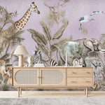 Papier Peint Panoramique Animaux De La Foret dans un salon de style scandinave avec buffet en bois clair et décoration minimaliste. Illustration d'une scène de jungle fantaisiste avec des girafes, des lions, des zèbres, des éléphants, des singes, des oiseaux et d'autres créatures de la jungle parmi un feuillage tropical détaillé, avec un ciel pastel violet doux, réalisée dans un style aquarelle.