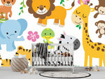 Papier Peint Enfant Savane Safari Tigre Zèbre Jungle dans une chambre de bébé moderne et minimaliste avec des murs blancs et un sol foncé, un berceau blanc, une couverture grise à pompons, des peluches, des jouets en bois et un tapis à motif noir et blanc. Illustration d'animaux de la jungle mignons comprenant un lion, un éléphant, une girafe, un tigre, un zèbre, un serpent, un cerf, des singes et un hérisson entourés de fleurs colorées et de végétation tropicale dans un style de livre pour enfants.