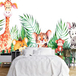 Papier Peint Bebe Jungle dans une chambre à coucher apaisante avec lit blanc, table de chevet moderne, et plantes vertes. Illustration d'une girafe, d'un lionceau, d'un tigre, de deux zèbres et de deux petits singes parmi des feuillages luxuriants, réalisée dans un style aquarelle pour livre pour enfants.