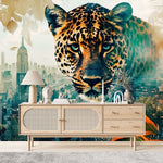 Tapisserie Action Jungle dans un salon de style scandinave avec buffet en bois clair et décoration minimaliste. Fusion entre la jungle et une ville moderne avec un léopard au premier plan et des gratte-ciels entourés de végétation luxuriante en arrière-plan, dans un style surréaliste.