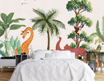 Tapisserie Bebe Animaux dans une chambre à coucher apaisante avec lit blanc, table de chevet moderne, et plantes vertes. Illustration de jungle avec girafe, éléphant, tigre, léopard, singe, babouin, toucans et grues, dans un style de livre pour enfants.