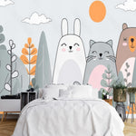 Papier Peint Avec Animaux dans une chambre à coucher apaisante avec lit blanc, table de chevet moderne, et plantes vertes. Illustration d'un lapin, d'un chat, et d'un ours dans une forêt stylisée avec des arbres, des nuages, et un soleil orange pastel, dans un style de livre pour enfants.