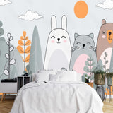 Papier Peint Avec Animaux dans une chambre à coucher apaisante avec lit blanc, table de chevet moderne, et plantes vertes. Illustration d'un lapin, d'un chat, et d'un ours dans une forêt stylisée avec des arbres, des nuages, et un soleil orange pastel, dans un style de livre pour enfants.