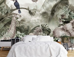 Papier Peint Panoramique Foret Animaux dans une chambre à coucher apaisante avec lit blanc, table de chevet moderne, et plantes vertes. Illustration d'une jungle luxuriante avec un éléphant, une girafe, un lion, un singe, un toucan, une chauve-souris, un iguane et d'autres oiseaux tropicaux, entourés de végétation dense et de plantes exotiques.