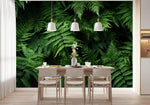 Papiers Peints Panoramiques Jungle dans une salle à manger contemporaine avec table en bois naturel, chaises beiges et éclairage suspendu blanc. Illustration d'une scène de jungle dense de fougères luxuriantes, avec des fougères de différentes tailles et textures formant un tapis végétal dense sous une lumière tamisée.