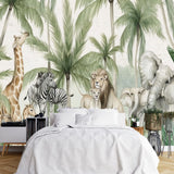 Papier Peint Animaux Foret Tropicale dans une chambre à coucher apaisante avec lit blanc, table de chevet moderne, et plantes vertes. Illustration d'animaux sauvages dans une jungle tropicale, comprenant des girafes, des zèbres, des lions et des éléphants entourés de palmiers et de végétation luxuriante.