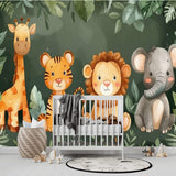 Papier Peint Jungle Chambre Bebe dans une chambre de bébé moderne et minimaliste avec des murs blancs et un sol foncé, un berceau blanc, une couverture grise à pompons, des peluches, des jouets en bois et un tapis à motif noir et blanc. Illustration mignonne de jungle avec une girafe, un tigre, un lion et un éléphant entourés de feuillages verdoyants dans un style de livre pour enfants.