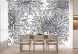 Papier Peint Vegetal Noir Et Blanc dans une salle à manger contemporaine avec table en bois naturel, chaises beiges et éclairage suspendu blanc. Illustration de motifs floraux stylisés en noir et blanc avec des fleurs exotiques aux pétales allongés, dessinées de manière symétrique en style de dessin au trait.