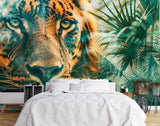 Tapisserie Jungle Action dans une chambre à coucher apaisante avec lit blanc, table de chevet moderne, et plantes vertes. Illustration d'une scène surréaliste où la jungle et la ville se rencontrent, avec un tigre majestueux au premier plan et un mélange de gratte-ciels et de végétation luxuriante en arrière-plan.