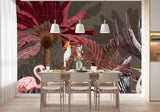 Papier Peint Action Jungle dans une salle à manger contemporaine avec table en bois naturel, chaises beiges et éclairage suspendu blanc. Illustration d'une jungle tropicale luxuriante avec des flamants roses, un zèbre, un cacatoès blanc, et un héron entourés de grandes feuilles rouges et violettes sur un fond brun.