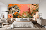 Tapisserie Ambiance Jungle dans un intérieur de chambre moderne et minimaliste dans des tons naturels, lumière douce, mobilier élégant. Illustration d'une scène de jungle tropicale avec un léopard parmi des plantes luxuriantes et des fleurs éclatantes, dans un style réaliste et détaillé.