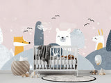 Papier Peint Animaux Foret Bebe Enfant dans une chambre de bébé moderne et minimaliste avec des murs blancs et un sol foncé, un berceau blanc, une couverture grise à pompons, des peluches, des jouets en bois et un tapis à motif noir et blanc. Illustration d'un paysage hivernal avec des collines enneigées, des arbres stylisés, et des animaux anthropomorphes incluant un renard, un ours polaire et un lapin, sous un ciel rose pâle avec des oiseaux noirs volant.