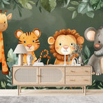 Papier Peint Jungle Chambre Bebe dans un salon de style scandinave avec buffet en bois clair et décoration minimaliste. Illustration mignonne de jungle avec une girafe, un tigre, un lion et un éléphant entourés de feuillages verdoyants dans un style de livre pour enfants.