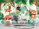 Papier Peint Animaux De La Jungle Tropicale dans une chambre de bébé moderne et minimaliste avec des murs blancs et un sol foncé, un berceau blanc, une couverture grise à pompons, des peluches, des jouets en bois et un tapis à motif noir et blanc. Illustration d'une scène de jungle ludique avec un paresseux, des singes, un toucan, un tigre et un perroquet parmi des plantes et des arbres tropicaux luxuriants, réalisée dans un style cartoon coloré.