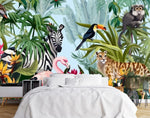 Papier Peint Enfant Jungle dans une chambre à coucher apaisante avec lit blanc, table de chevet moderne, et plantes vertes. Illustration d'une jungle luxuriante avec un zèbre, un flamant rose, un toucan, un léopard, un singe, un perroquet et des feuillages tropicaux colorés.