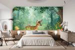 Papier Peint Foret Biche dans un intérieur de chambre moderne et minimaliste dans des tons naturels, lumière douce, mobilier élégant. Illustration d'une forêt luxuriante et colorée avec un jeune faon au centre, entouré de diverses fleurs, papillons et arbres dans un style de livre pour enfants.