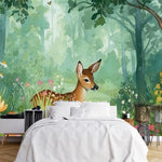 Papier Peint Foret Biche dans une chambre à coucher apaisante avec lit blanc, table de chevet moderne, et plantes vertes. Illustration d'une forêt luxuriante et colorée avec un jeune faon au centre, entouré de diverses fleurs, papillons et arbres dans un style de livre pour enfants.