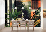 Tapisserie Tete De Lit Jungle dans une salle à manger contemporaine avec table en bois naturel, chaises beiges et éclairage suspendu blanc. Illustration d'une scène contemporaine tropicale combinant forêt dense et plantes tropicales en premier plan, avec motifs géométriques et textures variées en arrière-plan.