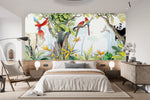 Papier Peint Panoramique Foret Animaux Exotiques dans un intérieur de chambre moderne et minimaliste dans des tons naturels, lumière douce, mobilier élégant. Illustration d'une jungle colorée avec un éléphant, un panda perché sur un arbre, plusieurs perroquets colorés et divers oiseaux tropicaux, réalisée dans un style aquarelle doux et détaillé.