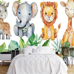 Papier Peint Panoramique Enfant Jungle dans une chambre à coucher apaisante avec lit blanc, table de chevet moderne, et plantes vertes. Illustration de style aquarelle présentant des animaux de la savane comme un éléphant, un lion, et deux girafes entourés de grandes feuilles tropicales, conçue pour un public enfant.