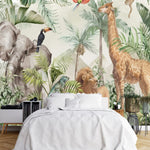 Papier Peint Elephants Girafes Lions dans une chambre à coucher apaisante avec lit blanc, table de chevet moderne, et plantes vertes. Illustration d'une jungle tropicale avec un éléphant, un toucan, une girafe, un lion, un iguane, un singe suspendu et un perroquet volant, réalisée en style aquarelle détaillé.