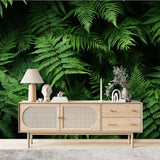 Papiers Peints Panoramiques Jungle dans un salon de style scandinave avec buffet en bois clair et décoration minimaliste. Illustration d'une scène de jungle dense de fougères luxuriantes, avec des fougères de différentes tailles et textures formant un tapis végétal dense sous une lumière tamisée.