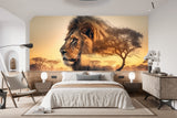 Tapisserie Savane Jungle dans un intérieur de chambre moderne et minimaliste dans des tons naturels, lumière douce, mobilier élégant. Illustration d'une scène de savane africaine avec un lion majestueux dont la crinière se fond dans le paysage au coucher du soleil, avec des acacias et des éléphants en arrière-plan.