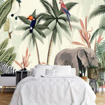 Papier Peint Enfant Elephant dans une chambre à coucher apaisante avec lit blanc, table de chevet moderne, et plantes vertes. Scène tropicale avec des plantes luxuriantes, un éléphant, un zèbre, des flamants roses, un toucan, et un perroquet dans un style de livre pour enfants.