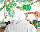 Papier Peint Animaux Foret dans une chambre à coucher apaisante avec lit blanc, table de chevet moderne, et plantes vertes. Illustration d'une scène de jungle vibrante avec des girafes, un léopard, des singes, des perroquets, des papillons et d'autres créatures de la jungle parmi un feuillage tropical luxuriant, réalisée dans un style aquarelle coloré et détaillé.