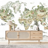 Papier Peint Mappemonde Animaux dans un salon de style scandinave avec buffet en bois clair et décoration minimaliste. Illustration d'une carte du monde en style aquarelle représentant des animaux spécifiques à chaque continent, comme des ours, des lions, des éléphants, des pingouins, et des dauphins, avec une palette de couleurs douce et apaisante.