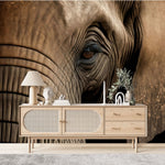 Papier Peint Safari Beige dans un salon de style scandinave avec buffet en bois clair et décoration minimaliste. Gros plan détaillé du visage d'un éléphant mettant en avant ses textures et ses rides.