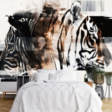 Papier Peint Explorateur Safari dans une chambre à coucher apaisante avec lit blanc, table de chevet moderne, et plantes vertes. Illustration d'un zèbre et d'un tigre fusionnés en un montage artistique, avec des éléments géométriques et des touches de pinceau surréalistes en noir, blanc, et brun.