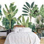 Papier Peint Enfant Savane Safari Tigre Sebre Jungle dans une chambre à coucher apaisante avec lit blanc, table de chevet moderne, et plantes vertes. Illustration d'une scène de forêt tropicale luxuriante avec un léopard, un tigre, un zèbre, plusieurs oiseaux exotiques sur les branches et un singe grimpant sur un arbre, réalisée dans un style de livre pour enfants.