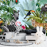 Papier Peint Enfant Jungle dans une chambre d'enfant minimaliste en tons monochromes avec un grand lapin en peluche blanc et des jouets en bois Illustration d'une jungle luxuriante avec un zèbre, un flamant rose, un toucan, un léopard, un singe, un perroquet et des feuillages tropicaux colorés.