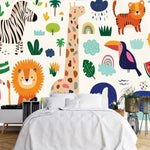 Papier Peint Motif Animaux dans une chambre à coucher apaisante avec lit blanc, table de chevet moderne, et plantes vertes. Illustration d'une scène joyeuse et colorée montrant divers animaux de la savane et de la jungle, réalisée dans un style graphique et enfantin adapté aux jeunes enfants.