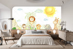 Tapisserie Jungle Bebe Tropicale dans un intérieur de chambre moderne et minimaliste dans des tons naturels, lumière douce, mobilier élégant. Illustration d'animaux mignons dans une savane tropicale, incluant un lion, un singe, une tortue, un éléphant, une girafe et un jeune guépard, jouant ensemble sous un grand soleil lumineux entourés de feuillage vert et de rochers.