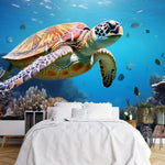 Papier Peint Poisson Enfant dans une chambre à coucher apaisante avec lit blanc, table de chevet moderne, et plantes vertes. Illustration d'une tortue marine nageant parmi des récifs coralliens colorés et des poissons tropicaux dans une scène sous-marine vibrante.