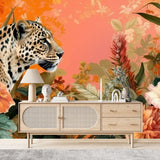 Tapisserie Ambiance Jungle dans un salon de style scandinave avec buffet en bois clair et décoration minimaliste. Illustration d'une scène de jungle tropicale avec un léopard parmi des plantes luxuriantes et des fleurs éclatantes, dans un style réaliste et détaillé.