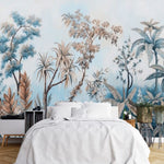 Tapisserie Murale Panoramique Jungle dans une chambre à coucher apaisante avec lit blanc, table de chevet moderne, et plantes vertes. Illustration d'une jungle tropicale avec des palmiers, des fougères et des lianes, dans une palette de couleurs bleu pastel, brun doux et tons verts, créant une atmosphère apaisante et naturelle.