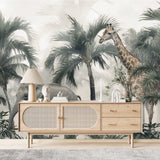 Tapisserie Paysage Tropicale dans un salon de style scandinave avec buffet en bois clair et décoration minimaliste. Illustration d'un éléphant et d'une girafe parmi des palmiers dans une forêt tropicale.