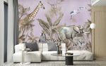 Papier Peint Panoramique Animaux De La Foret dans un intérieur moderne et luxueux avec un grand canapé sectionnel blanc, une table basse en verre, et des touches dorées. Illustration d'une scène de jungle fantaisiste avec des girafes, des lions, des zèbres, des éléphants, des singes, des oiseaux et d'autres créatures de la jungle parmi un feuillage tropical détaillé, avec un ciel pastel violet doux, réalisée dans un style aquarelle.