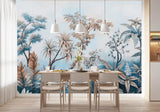 Tapisserie Murale Panoramique Jungle dans une salle à manger contemporaine avec table en bois naturel, chaises beiges et éclairage suspendu blanc. Illustration d'une jungle tropicale avec des palmiers, des fougères et des lianes, dans une palette de couleurs bleu pastel, brun doux et tons verts, créant une atmosphère apaisante et naturelle.