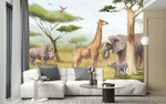 Papier Peint Panoramique Elephants Et Girafes dans un intérieur moderne et luxueux avec un grand canapé sectionnel blanc, une table basse en verre, et des touches dorées. Illustration d'une savane africaine avec une girafe, un rhinocéros, deux éléphants, des acacias, des baobabs, et deux oiseaux exotiques en vol, réalisée dans un style aquarelle réaliste.