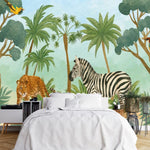 Papier Peint Panoramique Jungle Enfant dans une chambre à coucher apaisante avec lit blanc, table de chevet moderne, et plantes vertes. Illustration d'une scène tropicale de savane avec un léopard et un zèbre au premier plan entourés de divers arbres tropicaux et palmiers, et des oiseaux colorés perchés sur les branches.