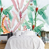 Tapisserie Animaux Bebe dans une chambre à coucher apaisante avec lit blanc, table de chevet moderne, et plantes vertes. Illustration d'une scène de jungle tropicale avec une girafe, un hippopotame, un zèbre, un flamant rose, et un rhinocéros parmi des plantes tropicales luxuriantes et deux montgolfières en arrière-plan, avec un raton laveur tenant des ballons volant dans les airs. 