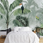 Tapisserie Chambre Enfant Animaux dans une chambre à coucher apaisante avec lit blanc, table de chevet moderne, et plantes vertes. Illustration d'une forêt tropicale avec un toucan sur un palmier, un léopard, un cerf tacheté, et deux perroquets colorés entourés de plantes luxuriantes et de brume douce.