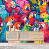 Tapisserie Panoramique Oiseaux dans un salon de style scandinave avec buffet en bois clair et décoration minimaliste. Illustration d'un groupe dense de perroquets aux plumes colorées dans une variété de teintes vibrantes, incluant rouge, bleu, vert, jaune et violet, illustrés dans un style artistique réaliste moderne.