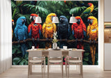 Papier Peint Panoramique Jungle Couleur dans une salle à manger contemporaine avec table en bois naturel, chaises beiges et éclairage suspendu blanc. Illustration d'un groupe coloré de perroquets perchés sur une branche luxuriante dans une jungle tropicale, entourés de grandes feuilles vertes et de plantes tropicales.