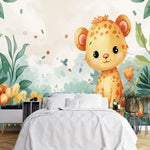 Papier Peint Safari Animaux dans une chambre à coucher apaisante avec lit blanc, table de chevet moderne, et plantes vertes. Illustration d'un adorable bébé léopard assis au milieu d'une végétation tropicale luxuriante avec des fleurs orange vif et des feuilles vertes variées.